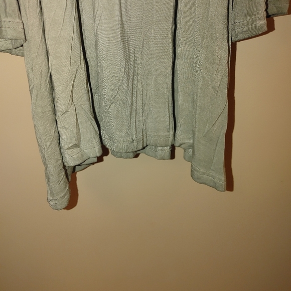 POL Flowy Green Cold Shoulder Top With 3/4 Sleeve. Size S Fits S-L - Picture 4 of 6